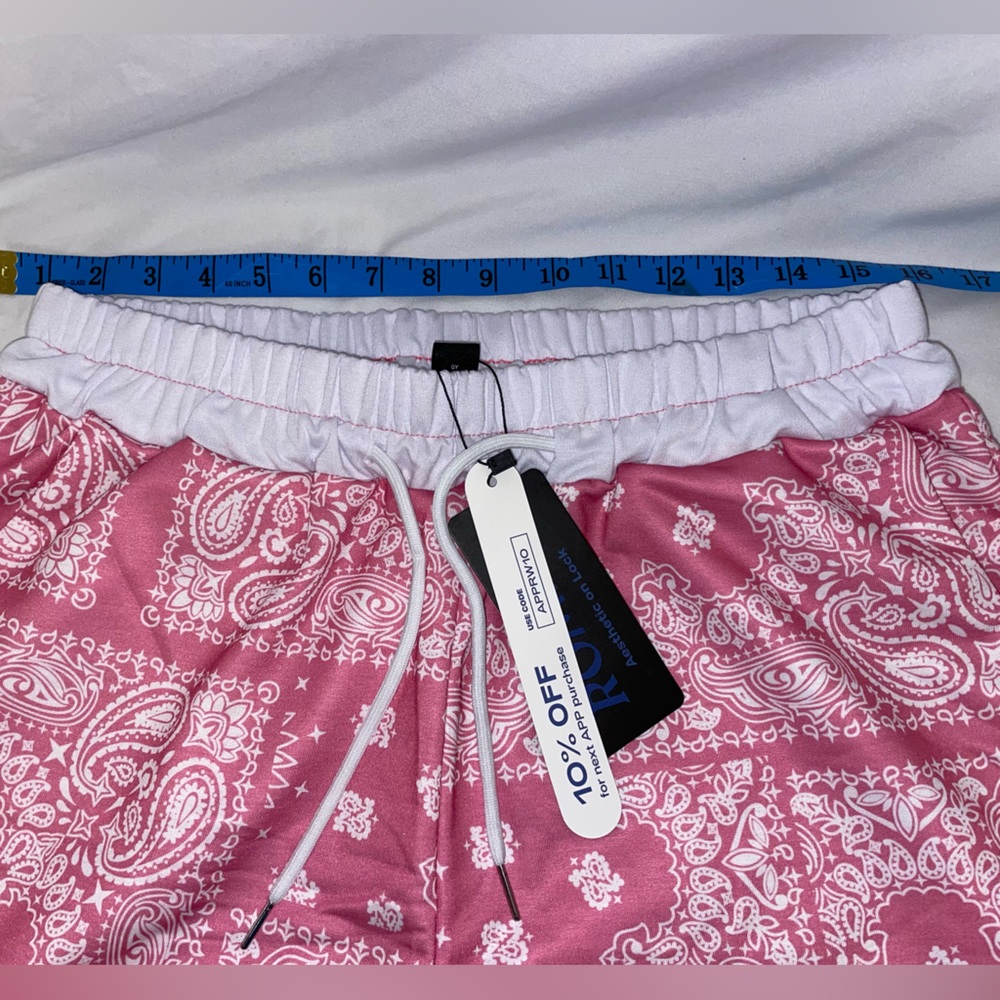Romwe pink bandana print shorts, Size Medium, BNWT - Picture 2 of 6